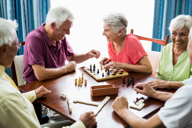 Conjunto de jogos de mesa, amigos jogando dominó e xadrez, um