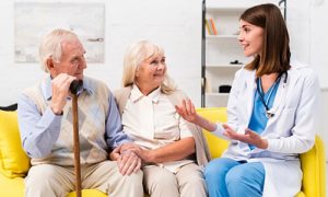 Terceirizar cuidador de idosos é seguro?