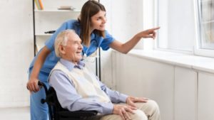 3 diferenciais em cuidadores de idosos especializados em Alzheimer