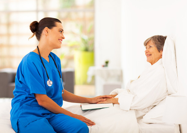 Como o cuidador de idosos pode ajudar a enfrentar o isolamento social