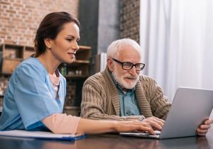 Empresa de cuidadores de idosos e seguro contratar pela internet