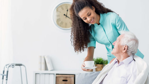 Preciso fazer preparativos para a chegada do cuidador de idosos?