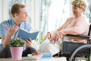 Um cuidador de idosos especializado em Alzheimer é mais caro?