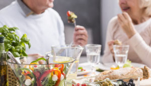 Benefícios na rotina alimentar oferecida pelo cuidador de idosos